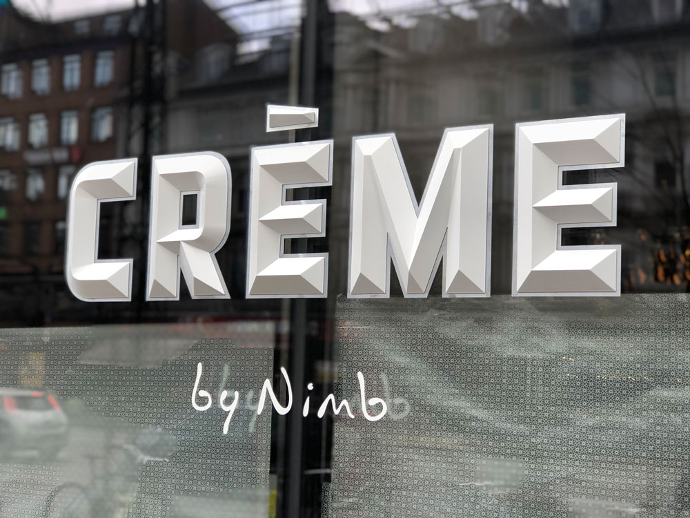 Creme by Nimb 3D logo skilt på vindue