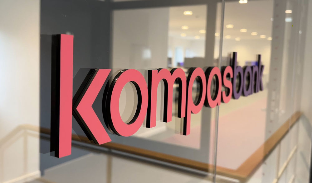 Kompasbank 3D logo på glasvæg