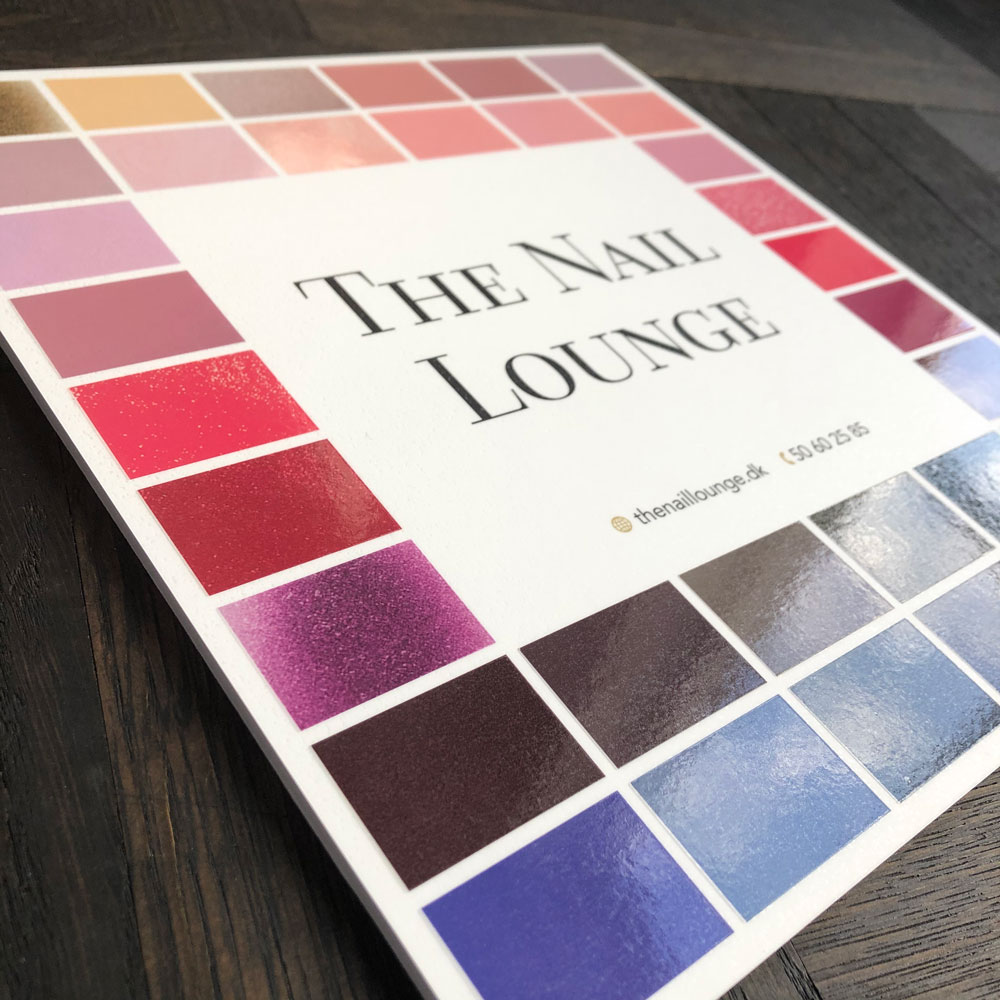 The Nail Lounge logoskilt med foliedekoration