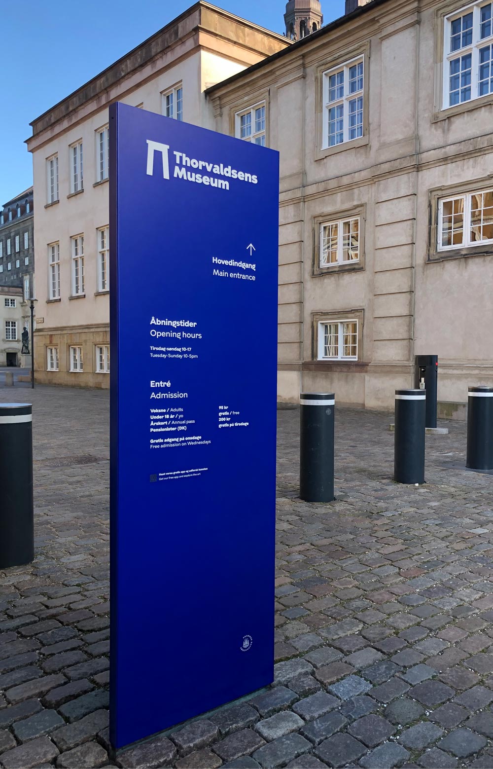 Thorvaldsen museum pylon i elektrisk blå med hvid udskåret folietekst
