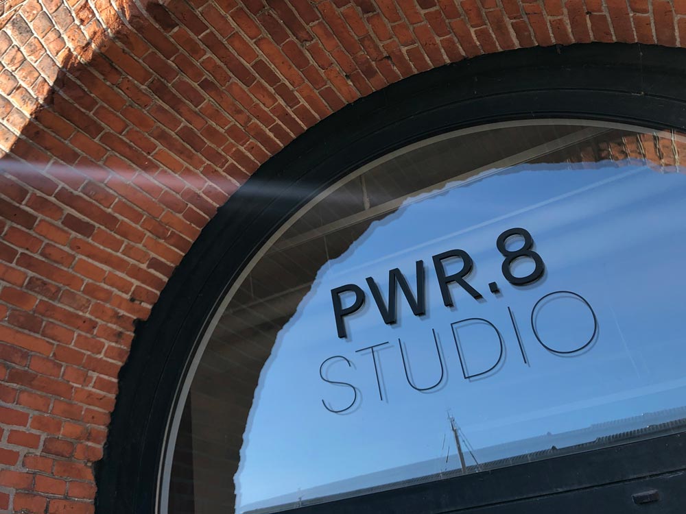 PWR8 udskåret akryl og folie logo designet af aspekt visuel kommunikation
