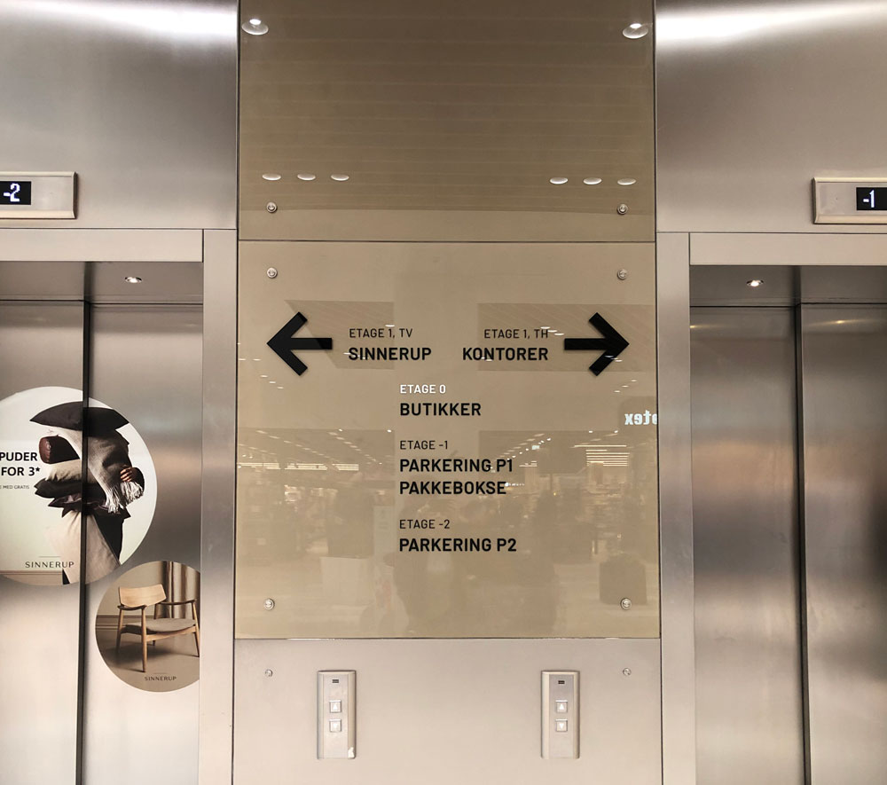 Kronen wayfinding ved elevator i folie og akryl