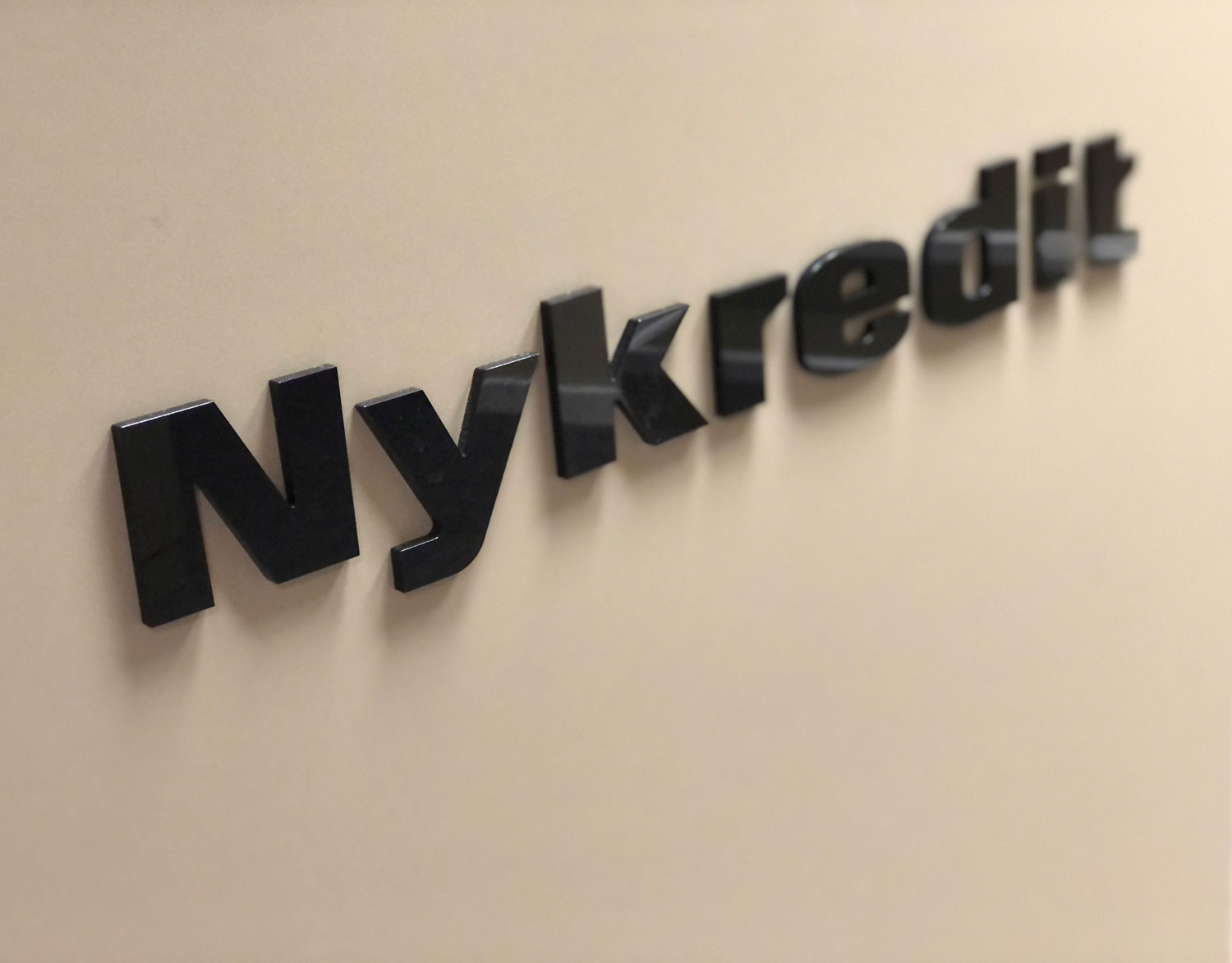 Nykredit udskåret sort akryl logo