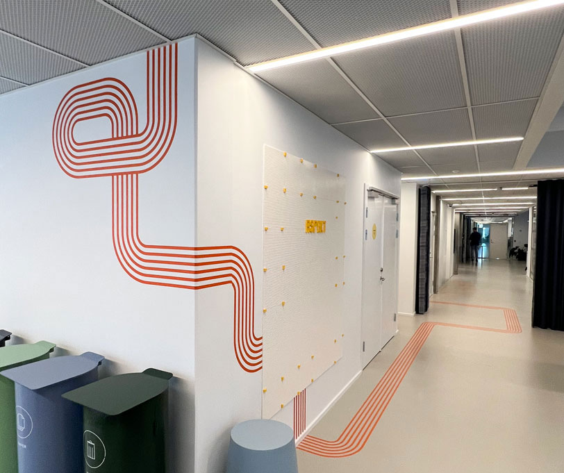 Accenture grafisk design i udskåret folie monteret på vægge
