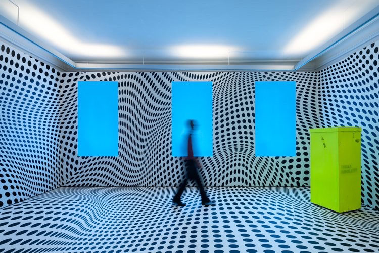Gl.-Strand kunst installation Dazzle Room af Tobias Rehberger med folieprikker